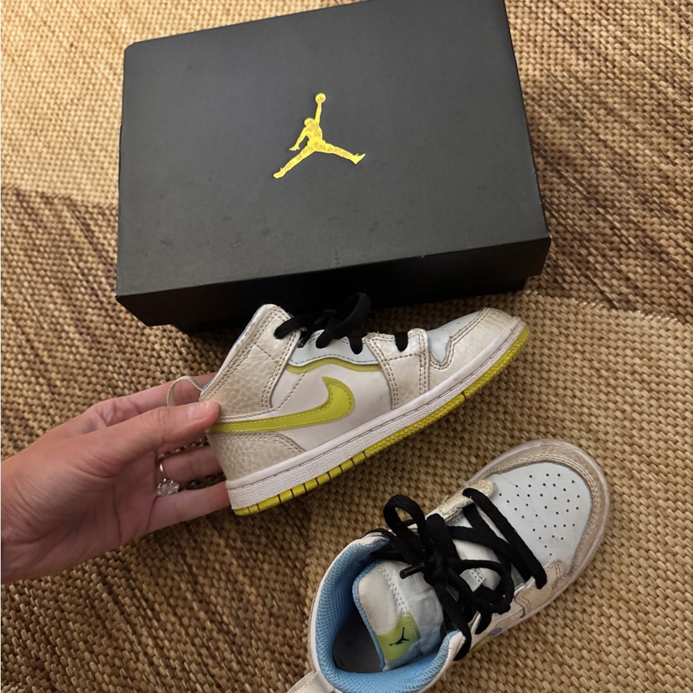 Nike White and Yellow Sneakers Low-Top Style